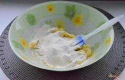 Замесить тесто мукой