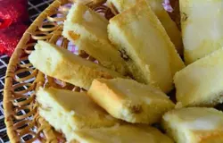 Готово! Приготовить глазурь. В чашке смешать 4 ст.л. сахара и 2 ст.л. воды, проварить до небольшого загустения и полить печенье сверху. Приятного чаепития с очень вкусным и нежным печеньем!