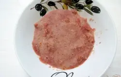 Сухари заливаем красным сухим вином.