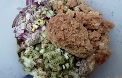 К фаршу добавим размоченные в красном вине сухари и мелко порезанный лук.