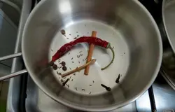 На сухую сковороду отправьте специи, гвоздику, тмин, 2 вида перца и корицу.