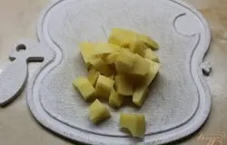 Картофель нарезать на средний кубик и добавить в горячую воду, варим.