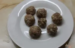 В готовый покупной фарш добавить специи по вкусу и яйцо, сформировать фрикадельки.