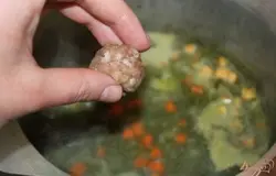 В конце приготовления в суп добавить фрикадельки и специи по вкусу.