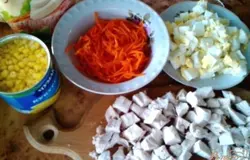 Отварное куриное филе остудить и нарезать кусочками. Варёные яйца нарезать крупными кубиками.