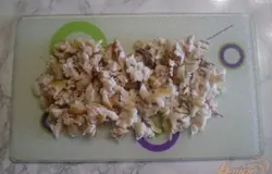 Рыбу отделить от костей и кожуры.