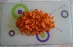 Морковь кубиками.