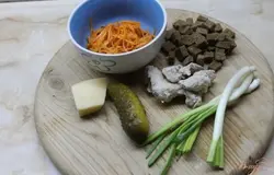 Для начала приготовления нам понадобиться отварить куриную грудку до полной готовности. Подготавливаем ингредиенты согласно рецепту.