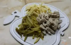 Для этого салата курицу отварную, сыр и огурец маринованный нарезать мелкой соломкой.