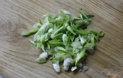 Далее лук зеленый нарезать мелко.