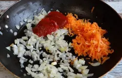 Тем временем сделайте пассировку из измельченных овощей (моркови и лука), с добавлением томатной пасты. Пассировку можно с растительным или сливочным маслом.