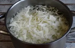 Когда картофель станет мягким, добавьте нашинкованную свежую капусту.