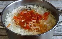 Затем сразу добавьте пассировку. Посолите щи. Продолжайте варить.