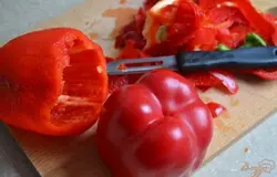 Перец почистить от семечек и снять кожуру. Нарезать на полоски 0,5 см.
