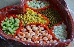 Заполнить ячейки  консервированным горошком, огурцом, желтком и белком, сельдереем и креветками.Все мелко режем. Немного для украшения и все остальное пойдет в салатник.