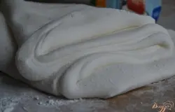 Готовую мастику убрать в  целлофановый пакет, хорошо закрыть и оставить полежать 30 минут. Затем по необходимости окрасить пищевым красителем.