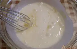 Добавляем кефир и стакан сахара.