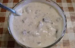 Смешиваем чернослив, сметану и сахар 1 стакан.