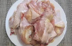 Куриный бульонный набор промыть и нарубить на небольшие кусочки.