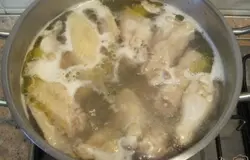 Кусочки курицы сложить в кастрюлю, залить холодной водой и поставить варится.