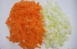 Лук нарезать мелкими кубиками, морковь натереть на крупной терке.