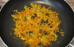 Лук с морковью обжарить на масле до мягкости.