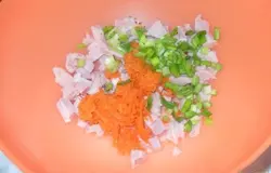 Отварить морковь и картофель. Колбасу нарезаем небольшими кусочками. Зелень измельчить. Морковь натереть на терке.