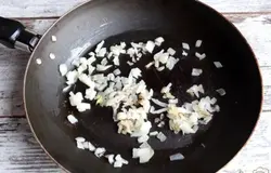 Репчатый лук слегка обжарьте на постном масле.