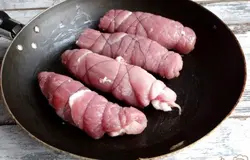 Подготовленные мясные рулеты немного обжарьте в постном масле. Достаточно, чтобы они лишь немного подрумянились, скрепились.