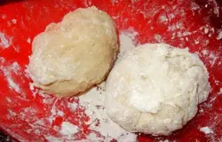 Замешиваю тесто, делю его на две части - одна чуть меньше второй.