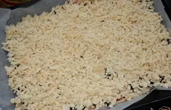 Вторую часть теста натираю на терке (можно еще через мясорубку прокрутить) и выкладываю сверху.