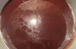 Для приготовления помадки растапливаем на огне сливочное масло, добавляем молоко, сахар и какао и держим на огне, пока сахар полностью не растворится.