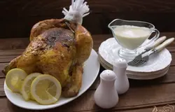Готово! Подаем к столу в отдельном соуснике. Кушаем курицу, поливая соусом.