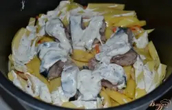 Помазать соусом рыбку и овощи. Закрыть крышку. Готовить в режиме запекание 25 минут. (у меня мультиварка-скороварка)