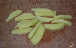 Картофель нарезать крупной соломкой.