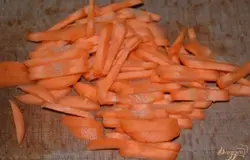 Морковь нарезать тонкой соломкой.