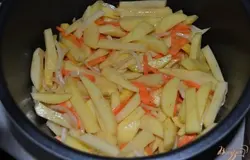 Выложить овощи в чашу мультиварки и разровнять.