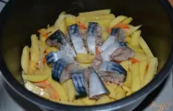 Сверху выложить рыбку.