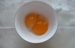 Отделяем желтки от белков. Нам понадобятся только желтки.