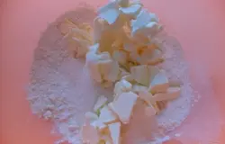 Смешать муку с маслом. размять руками до образования крошки