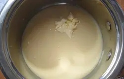 Готовим карамель. В кастрюлю выливаем сгущенное молоко, добавляем масло. Варим помешивая около 30 минут. Когда сгущёнка станет гуще и приобретёт светлый карамельный цвет, можно снимать кастрюлю с огня.