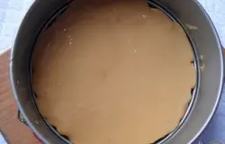 Карамелью равномерно смазываем корж.