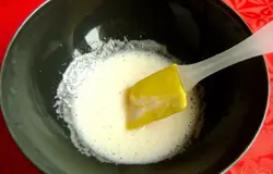 Соединяем куриное яйцо и сахар.