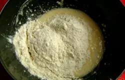 Всыпаем муку с разрыхлителем и начинаем месить тесто.