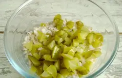 Добавьте порезанные корнишоны.