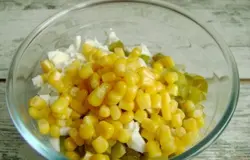 И консервированную кукурузу.