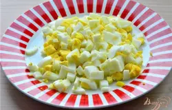 Яйца отварить, нарезать кубиком