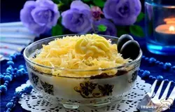 Сверху посыпаем сыром и украшаем розочкой из майонеза