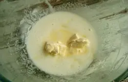 Добавьте размягченный сливочный маргарин.