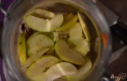 В банку укладывать слоями.. слой капусты, слой яблочных долек ( я резала их тонко, чтобы они приготовились одновременно с капустой)